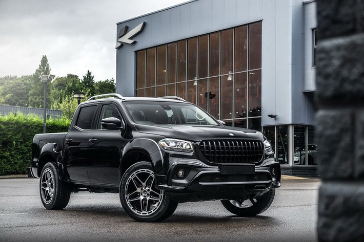 MMặc dù bản độ Mercedes-Benz X-Class hầm hố hơn, nhưng nó vẫn sở hữu rất nhiều tính năng cao cấp như hệ thống âm thanh 8 loa, ghế trước chỉnh điện có sưởi, định vị vệ tinh, Bluetooth, radio DAB, kiểm soát hành trình, đèn pha cảm biến hoàng hôn, cần gạt nước mưa cảm biến, cảm biến đỗ xe...