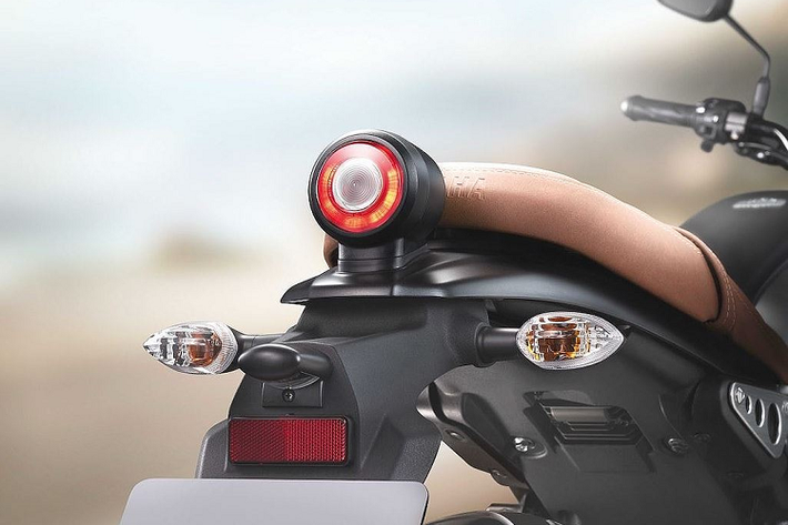 Ngoài thiết kế khác biệt, XSR155 vẫn tiếp tục chia sẻ hệ khung nhôm thể thao Deltabox và động cơ SOHC xi-lanh đơn 155cc với nhiều công nghệ như van biến thiên VVA, ly hợp chống trượt Slipper Clutch từ MT-15.