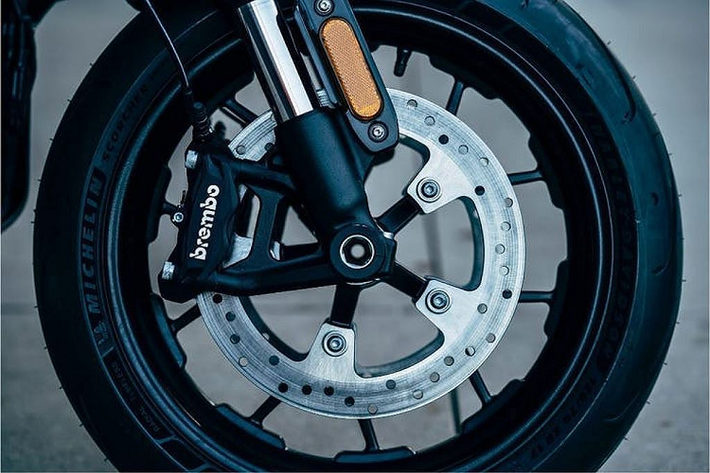 Một điểm đặc biệt của Livewire đó là những hệ thống điện tử kết nối hiện đại, khiến chiếc xe giống một món đồ chơi công nghệ thay vì chỉ là mô tô truyền thống. Nằm phía trên ghi đông là bảng đồng hồ cảm ứng với màn hình 4,3 inch - tuy nhiên cảm ứng chỉ được kích hoạt khi xe dừng lại.
