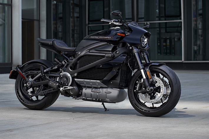 Bắt đầu từ hệ động lực, Harley-Davidson Livewire mới được trang bị mô-tơ điện AC 3 pha đặt dọc theo khung xe, đem tới công suất lên tới 105 mã lực và mô-men xoắn cực đại 116,6Nm. Là một chiếc xe điện, toàn bộ lượng mô-men xoắn cực lớn này sẽ có thể đạt được ngay khi người lái vặn ga, khiến Livewire có thể tăng tốc từ 0-96km/h chỉ trong 3 giây và 96-128km/h trong 1,9 giây.
