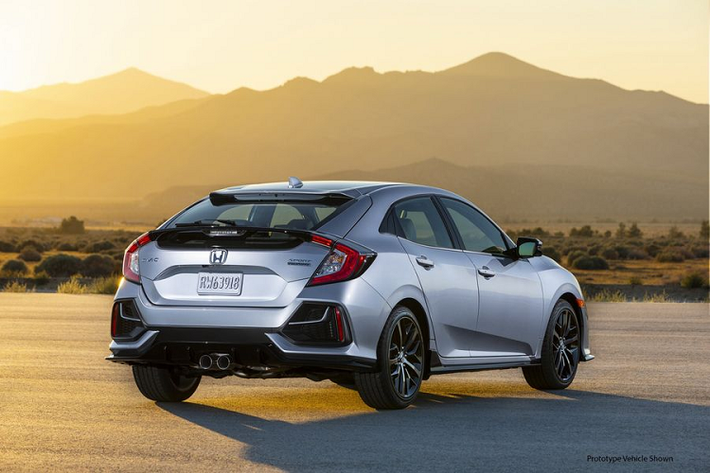 Về kiểu dáng, Honda Civic hatchback 2020 mới được làm mới hốc đèn sương mù (đặt ở cản dưới), đèn pha sơn đen hoàn toàn và lưới tản nhiệt tinh chỉnh.