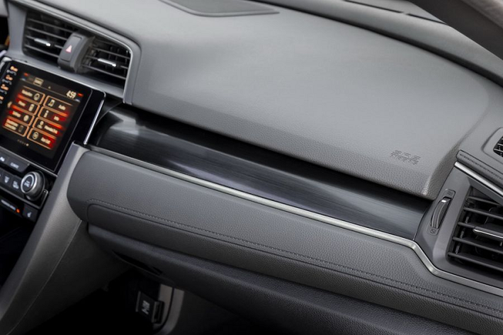Đối với nội thất, phiên bản 2020 của Honda Civic 5 cửa được cung cấp với mặt táp-lô mới khác nhau theo từng biến thể, Sport thì có cấu trúc hình học, LX và EX có họa tiết sơn màu mới còn EX-L và Sport Touring được xử lý với màu đen đánh bóng độc quyền.