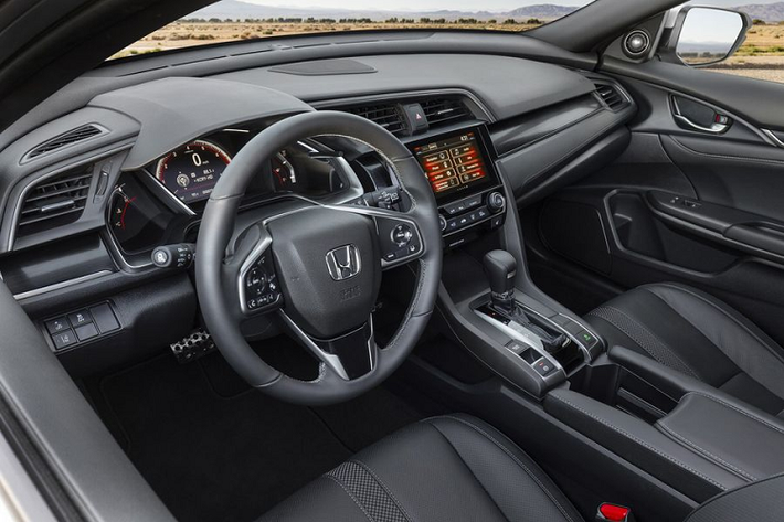 Trên Sport Touring, xe được trang bị HomeLink miễn phí, hộp số sàn có sẵn cho động cơ tăng áp 1.5 lít tiêu chuẩn. Ngoài ra, hệ thống cách âm trên tất cả Civic mới đều đã được tăng cường.