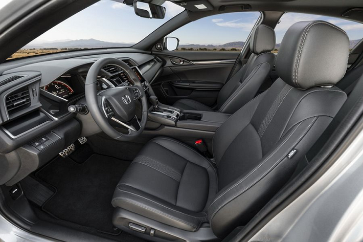 Đối với Sport và Sport Touring, ngoài hệ thống thông tin giải trí qua màn hình 7 inch, xe còn có các tính năng tiêu chuẩn như nút bấm khởi động, mở cửa không cần chìa, khởi động từ xa, bọc ghế mới.