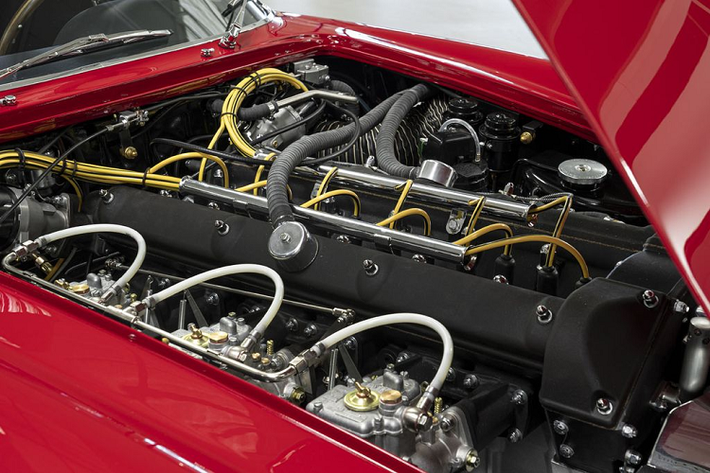 "Trái tim" của Aston Martin DB4 GT Zagato là khối động cơ I6 4.7L tương tự như bản gốc 1960 với 390 sức ngựa. Xe được trang bị hệ thống dẫn động cầu sau và hộp số sàn 4 cấp.