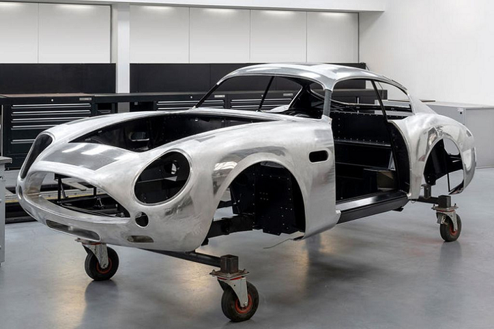 Khác với DB4 GT Zagato, siêu phẩm "đính kèm" DBS GT Zagato mới chỉ là bản concept nằm trên giấy. Theo Aston Martin, DBS GT Zagato sẽ đến tay khách hàng sau "đàn anh" DB4 khoảng 1 năm