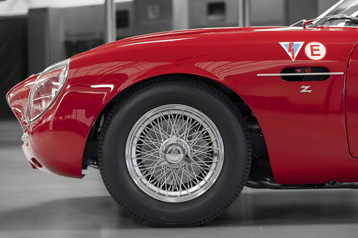 Bộ mâm nan hoa đặc trưng kiểu cổ điển.Thêm vào đó, Aston Martin sẽ lưu giữ tính truyền thống tối đa trên DB4 GT Zagato thông qua việc chỉ sản xuất một màu sơn đỏ đặc trưng trên bản 1960.