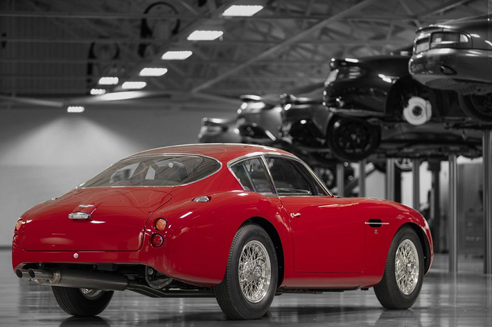 Theo công bố từ nhà sản xuất, Aston Martin DB4 GT Zagato sẽ giữ nguyên thiết kế sẵn có của đời 1960. Tuy nhiên, vật liệu cấu thành nên xe sẽ cao cấp và nhẹ hơn nguyên bản rất nhiều nhằm mang tới trải nghiệm lái tốt hơn cho người dùng. Cụ thể, các chi tiết thân xe được làm bằng hợp kim nhôm thay vì nhôm tấm như nguyên bản, việc này sẽ góp phần "giảm cân" đáng kể cho DB4 GT Zagato.