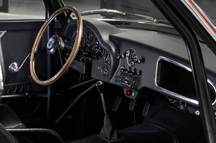 Ngoài sự khác biệt về vật liệu cấu thành ở ngoại thất, Aston Martin DB4 GT Zagato còn mang tới cho khách hàng không gian nội thất tiện nghi và sang trọng đầy ấn tượng. Các chi tiết trong khoang cabin được làm thủ công với các chất liệu da bò thuợng hạng, thảm Wilton, ốp sợi carbon...