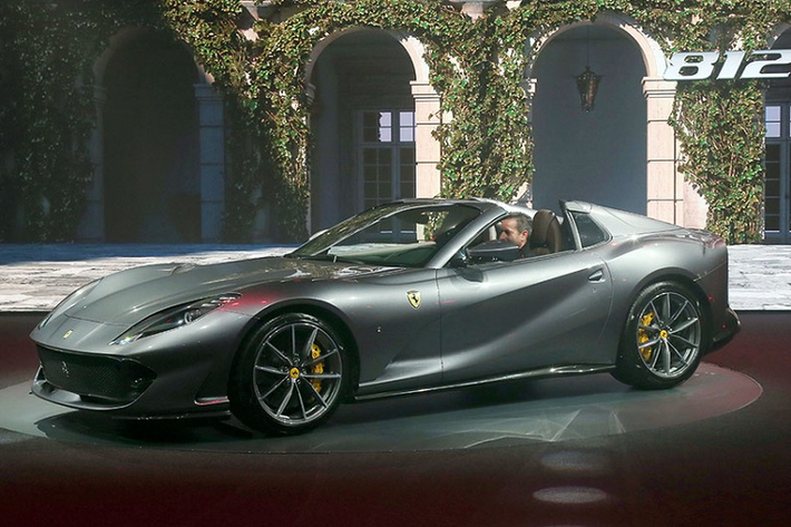 Siêu xe Ferrari 812 GTS cũng là một trong những mẫu mui trần sản xuất hàng loạt với động cơ V12 đặt trước hiếm hoi tới từ hãng xe "ngựa chồm" này. Trước 812 GTS, hãng đã từng tạo ra một số mẫu xe GT mui trần như Monza SP1/SP2 (2018), SA Aperta (2010), 575 Superamerica (2005) hay 550 Barchetta (2000), tuy nhiên chúng đều là "hàng thửa", được sản xuất với số lượng giới hạn.