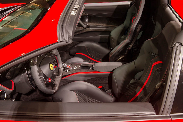 Mặc dù tăng cân, nhưng Ferrari đảm bảo rằng 812 GTS vẫn có cảm giác lái nhanh nhạy và chính xác như 812 Superfast nhờ có hệ thống giảm xóc từ tính được cân chỉnh lại.