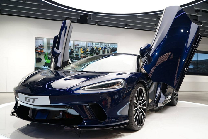 Siêu phẩm McLaren GT đầu tiên cập bến Hồng Kông vốn cũng là mẫu McLaren GT đầu tiên "chào sân" thị trường châu Á tại Singapore hồi đầu năm nay. Do đó, siêu phẩm McLaren GT này là phiên bản tay lái nghịch (bên phải) thay vì bên phải như đại đa số các quốc gia châu Á khác, trong đó có Hồng Kông. Được biết, đây chỉ là mẫu xe trưng bày nhằm mục đích giới thiệu tới các khách VIP tại đây.