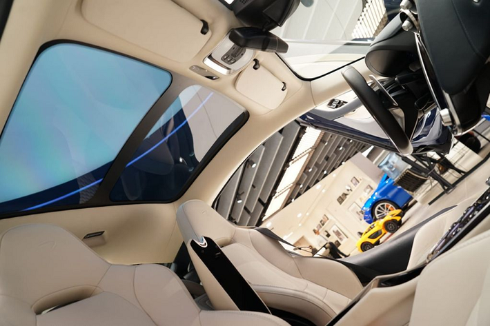 Cửa sổ trời Panorama toàn cảnh là 1 option ngoài với giá đắt đỏ của McLaren GT. Như đã nói ở trên, cung cấp sức mạnh cho GT là khối động cơ tăng áp kép V8 mới, sản sinh công suất 612 mã lực và mô-men xoắn cực đại 630Nm, đi kèm hộp số SSG 7 cấp.