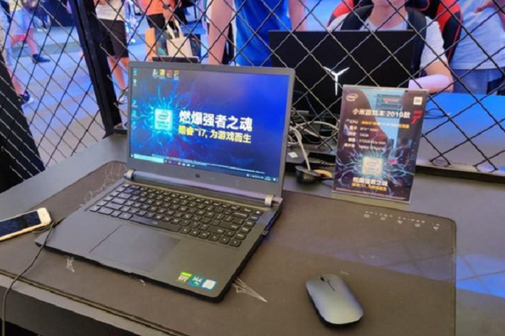 Máy có màn hình 15,6 inch, độ phân giải Full HD và có tần số quét 144 Hz. Bên cạnh đó, phần viền của model này được làm mỏng, tỷ lệ màn hình so với thân máy chiếm 81%, góc nhìn rộng 178 độ.