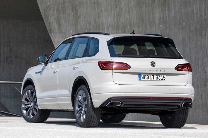 Phiên bản Volkswagen Touareg ONE Million được phát triển dựa trên mẫu Touareg thế hệ thứ ba, nổi bật với tùy chọn sơn màu Sechura Beige mới, đi kèm bánh xe hợp kim 20 inch hoặc bạc 21 inch mới.