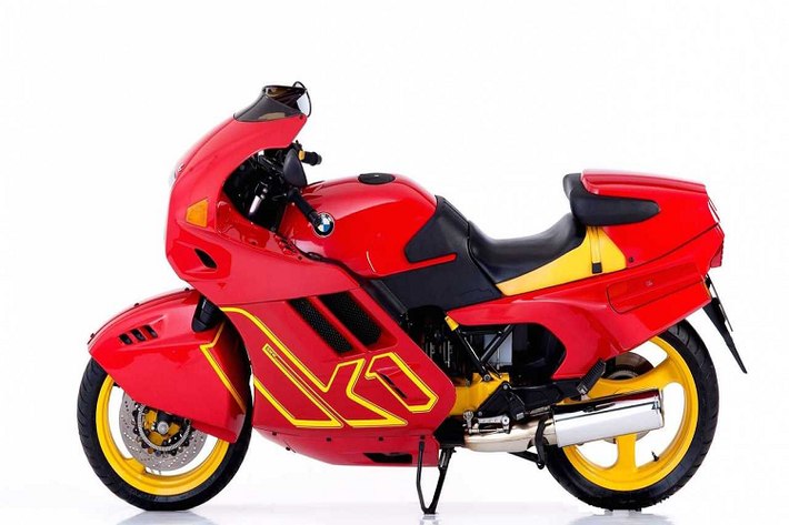 BMW K1 1988. Việc tìm cách tối ưu khí động không phải lúc nào cũng cho ra một mẫu xe hai bánh quyến rũ nhất và mẫu BMW K1 vào cuối thập niên 80 là minh chứng cho điều này. Với phần thân đồ sộ, đầu đèn vuông vức xấu xí và một trong những cặp chắn bùn xấu nhất mọi thời đại, K1 hoàn toàn xứng đáng nằm trong danh sách này.