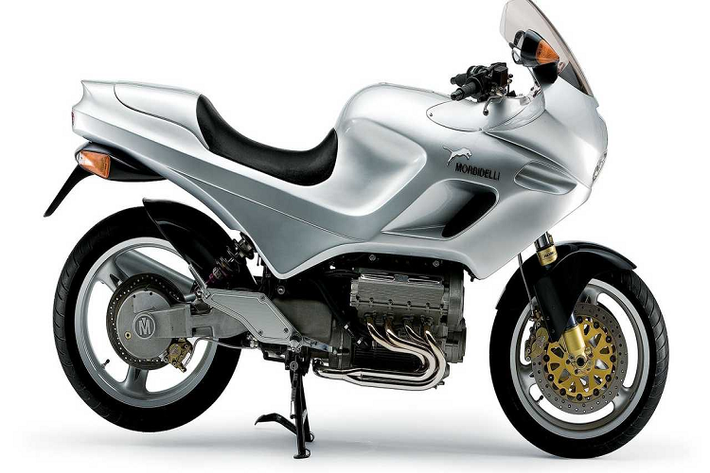 Morbidelli V8. Mặc dù ý tưởng về một mẫu xe gắn máy với động cơ tám xi lanh nghe có vẻ hấp dẫn nhưng phần thân của mẫu xe này lại quá xấu. Nhà sản xuất cũng nhận thức được điều này nên đã thử thiết kế lại nó vài lần sau phiên bản đầu tiên, tuy nhiên họ đã không đạt được thành công. Đó là chưa kể mẫu xe đời 1998 này có giá lên tới 90 nghìn bảng…