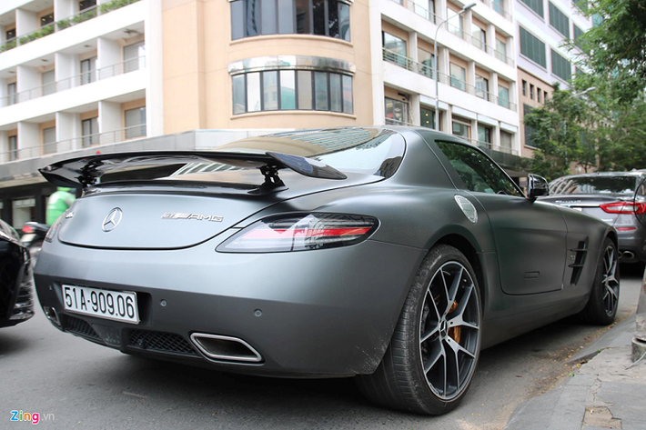 Siêu xe này là chiếc SLS AMG thứ 3 tại Việt Nam, được nhập về từ cuối năm 2014. Thời gian đầu, siêu xe này ra đường khá đều đặn. Trong khoảng 2 năm nay, số lần xuất hiện của chiếc SLS AMG này chỉ đếm trên đầu ngón tay.