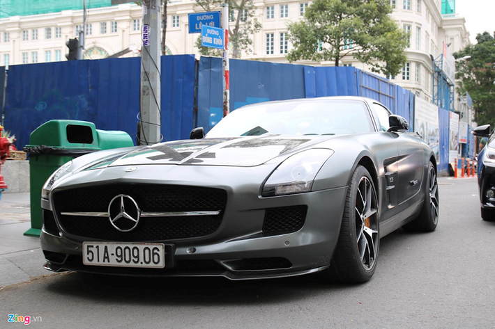 Sau một thời gian vắng bóng, siêu xe Mercedes-Benz SLS AMG GT Final Edition thuộc sở hữu của nhà chồng diễn viên Tăng Thanh Hà tái xuất tại Sài Gòn. SLS AMG GT Final Edition là phiên bản giới hạn của dòng SLS AMG, chỉ có 350 chiếc được sản xuất.