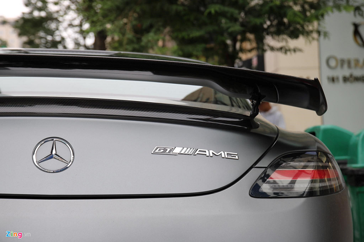 Mercedes-Benz SLS AMG phiên bản Final Edition ra mắt năm 2014 với số lượng giới hạn chỉ 350 chiếc (riêng thị trường Nhật Bản được ấn định 25 chiếc). Phiên bản Final Edition cũng là lời tạm biệt của hãng xe Đức với dòng xe SLS AMG trước khi chuyển sang dòng xe AMG GT.