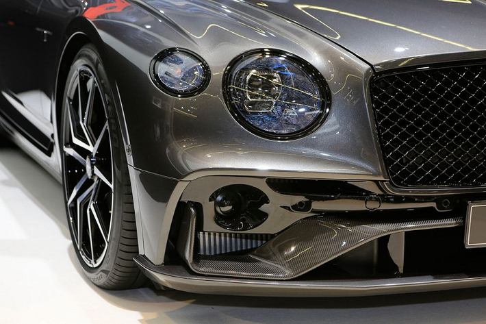 Bước vào khoang nội thất, siêu phẩm Bentley Continental GTC cũng được làm mới lại bằng loại da đặt hàng riêng cùng mức giá không tiết lộ.