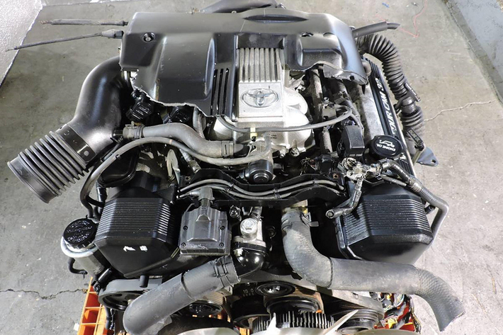 Lexus V8 Khi Lexus ra mắt LS 400 đời 1990 trên thế giới, thương hiệu mới đã đưa ra tạo ra một mối nguy mới cho các thương hiệu xe sang châu Âu. Một phần của lời cảnh báo đó là một động cơ V8, sử dụng mọi kỹ thuật tiên tiến của Lexus, các kỹ sư của Lexus có thể nhồi nhét để tạo ra một động cơ V8 mạnh mẽ đến mức bạn có thể đổ ly rượu sâm banh lên mui xe và không nhìn thấy chúng nhỏ giọt để chuyển hướng.