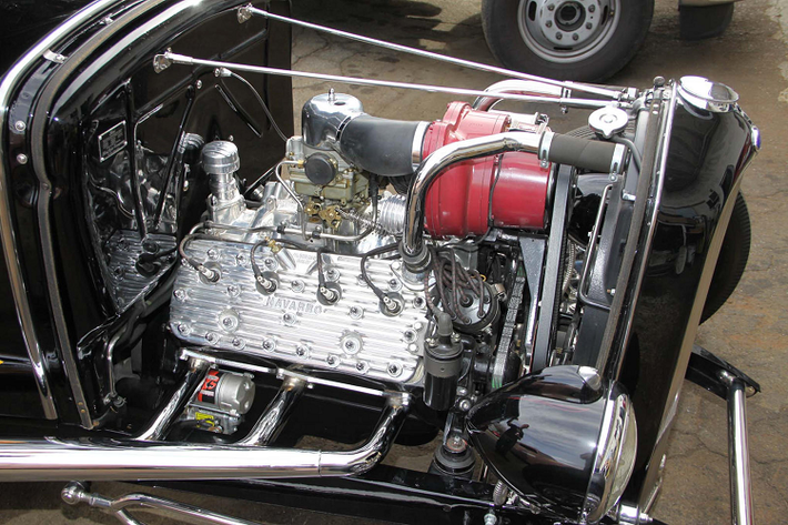 Động cơ V8 “nắp phẳng” của Ford Với Ford Model T, nó không phải là chiếc xe hơi đầu tiên nhưng nó lại là chiếc xe đầu tiên mà mọi người khi ấy đều có thể mua được. Giống với mẫu xe này, động cơ V8 nắp phẳng của Ford cũng là động cơ V8 đầu tiên được sử dụng rộng rãi. Cái tên “nắp phẳng” được hình thành do vị trí đặt xupap bên trong thân máy làm cho nắp động cơ không bị lồi lên của động cơ này.