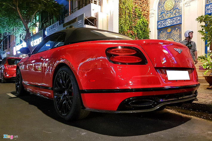 Phần đuôi xe với thiết kế bo tròn khá đặc trưng của các dòng xe siêu sang Bentley. Ốp pô kép cũng được làm từ sợi carbon. Điểm khác biệt giữa 2 phiên bản coupe và mui trần là cánh gió sau có trên phiên bản coupe.