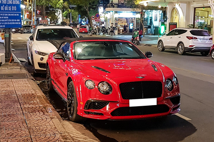 Bentley Continental Supersports Convertible là một hãng xe được ưa chuộng bởi giới thượng lưu, Bentley không còn là một cái tên quá xa lạ với nhiều dòng xe được nhập khẩu chính hãng cũng như từ các đại lý bên ngoài. Mới đây, một chiếc Continental Supersports Convertible phiên bản 2018 âm thầm xuất hiện tại Việt Nam.