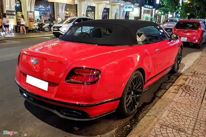 Bentley Continental GT mới là mẫu xe grand tourer 2+2 của hãng xe Anh Quốc, được sản xuất từ năm 2003. Cả 3 thế hệ của dòng xe này đều có mặt ở Việt Nam cùng nhiều phiên bản khác nhau. Phiên bản hiệu suất cao Supersports lần đầu tiên xuất hiện tại Việt Nam với 2 phiên bản là coupe và mui trần.