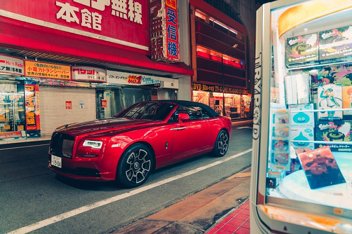 Trong khi đó, nhiếp ảnh gia người Anh - Mark Riccioni - bắt đầu chụp chiếc Dawn Black Badge ở Akihabara, màu sơn đỏ Magma Red rất ăn nhập với các biển hiệu đầy màu sắc xung quanh. Sau đó, Mark Riccioni đã tiếp tục đưa Rolls-Royce Dawn Black Badge ra các hòn đảo của Vịnh Tokyo và các đường phố dân cư Nakameguro khi mặt trời mọc.