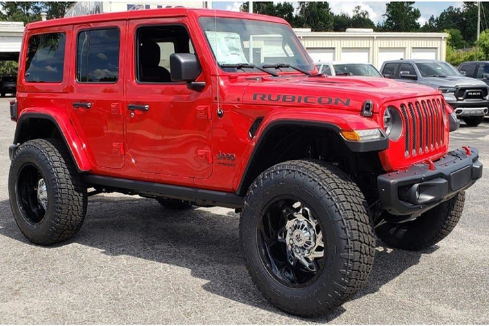 4. 2018 Jeep Wrangler Rubicon: Ở phiên bản Rubicon, Jeep Wrangler sử dụng bộ lốp có kích thước lên đến 35 inch, trái tim của xe là khối động cơ 3.6L tạo ra công suất 285 mã lực. Jeep Wrangler Rubicon được cung cấp tùy chọn 2 cửa hoặc 4 cửa.