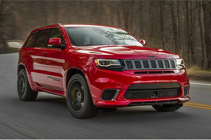 6. 2019 Jeep Grand Cherooke Trackhawk: Grand Cherokee TrackHawk có động cơ V8 6.2L tăng áp và tùy chọn 6.4L giúp xe tạo ra công suất 707 mã lực. Chiếc SUV này có khả năng tăng tốc 0-96 km/h chỉ trong 3,5 giây, nó thậm chí còn nhanh hơn một chiếc Lamborghini Murcielago. Hệ thống treo Quadra Lift trên mẫu xe này cho phép người lái nâng hoặc hạ độ cao xe một cách dễ dàng, hệ thống truyền động 4x4 đảm bảo bánh xe luôn hoạt động khi đối mặt với những địa hình hiểm trở.