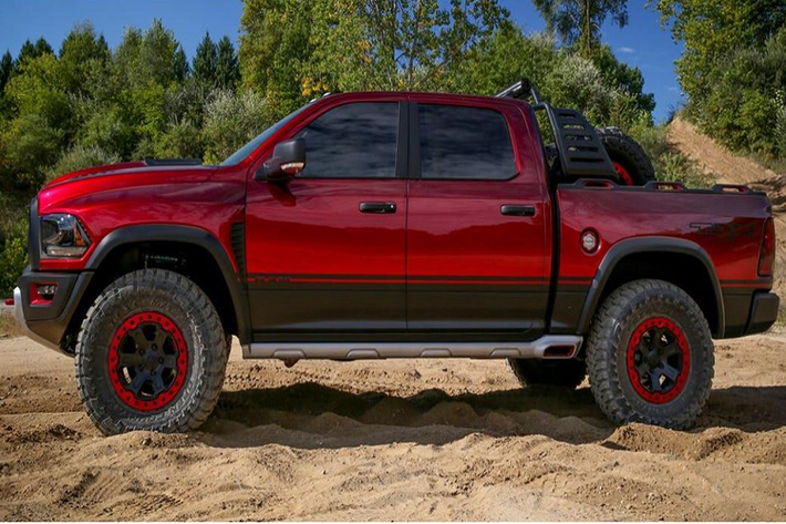 Đứng đầu xe off-road tốt nhất là MRebel TRX, nó sử dụng động cơ V8 6.2L sản sinh ra công suất 707 mã lực và mô-men xoắn cực đại đạt 881 Nm. Mẫu xe này vẫn chưa được chính thức sản xuất, tuy nhiên khách hàng vẫn có thể tìm thấy một mẫu xe trang bị khối động cơ tương tự, đó là Dodge Charger Hellcat. Ngoài việc trang bị khối động cơ khổng lồ, Rebel TRX còn sử dụng bộ lốp có đường kính lên đến 37 inch, cho phép xe dễ dàng vượt qua các chướng ngại vật mà không gặp bất kỳ trở ngại nào.
