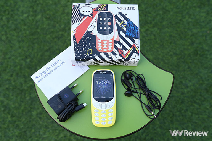 Nokia 3310 của năm 2017 có thiết kế mới mẻ hơn, nhiều màu sắc hơn, bắt mắt hơn. Các góc máy được bo tròn nhiều, màn hình kích thước lớn và quan trọng hơn cả là sau chừng ấy năm, Nokia cuối cùng cũng đã... trang bị màn hình màu cho điện thoại Nokia 3310 mới.