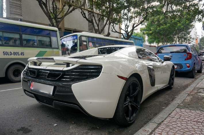 McLaren luôn là hãng xe nổi tiếng đi tiên phong trong việc áp dụng nhiều công nghệ từ giải đua xe F1 lên những mẫu xe thương mại của hãng. Toàn bộ khoang lái và khung sườn của chiếc 650s Spider đều được làm từ sợi carbon. Một số chi tiết khác ở phần ngoại thất như cản trước, ốp gương, hốc gió đặt ở hai bên hông và cuối cùng là cản sau đều được làm từ sợi carbon có trọng lượng nhẹ.