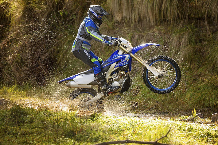 Yamaha WR250F 2020 nhẹ hơn, thấp hơn và dài hơn đời cũ. Dù có bình xăng lớn hơn, nhưng chiếc xe có trọng lượng ướt chỉ đạt 115,21kg - nhẹ hơn trước đây tới 1,8kg. Yên xe đưọc thiết kế cứng và phẳng hơn, đồng thời thấp hơn 1,27cm. Trong khi đó khoảng sáng gầm xe đã giảm 6,35mm. Độ ổn định của WR250F mới được tăng lên vì chiều dài cơ sở lớn tới 1,48m và góc cổ phốt đạt 27,2 độ.