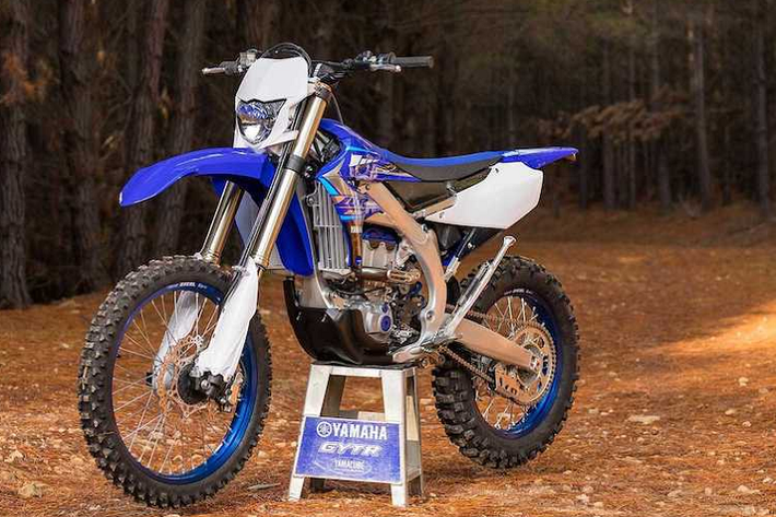 Chia sẻ khung hình với YZ250F, Yamaha WR250F 2020 có một vài thay đổi để làm cho khung xe bền hơn với lực kéo động cơ lớn và sẵn sàng cho các giải đua enduro. Để cung cấp cho WR250F phù hợp hơn với các giải địa hình đường trường, WR250F có hai pad treo động cơ từ YZ250FX, cùng với hai pad khác được thiết kế dành riêng cho dòng xe này.