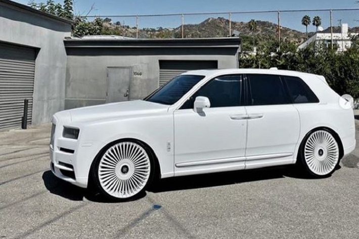 Hình ảnh chiếc Rolls-Royce Cullinan bạch mã sau khi được độ lại.