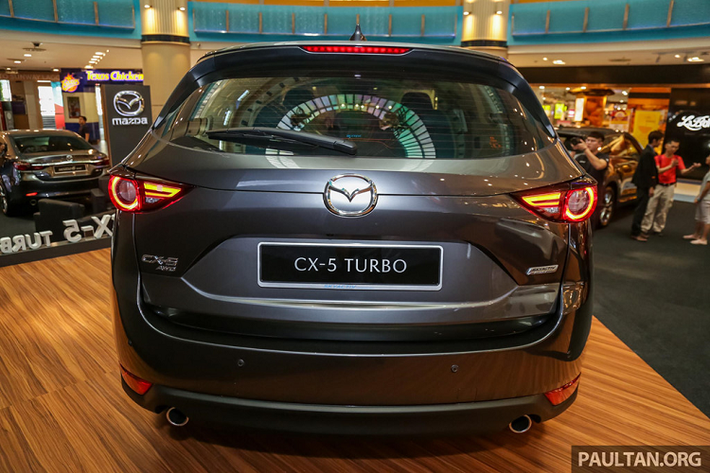 Sức mạnh được truyền đến các bánh xe thông qua hộp số tự động 6 cấp SkyActiv-Drive và hệ dẫn động AWD.