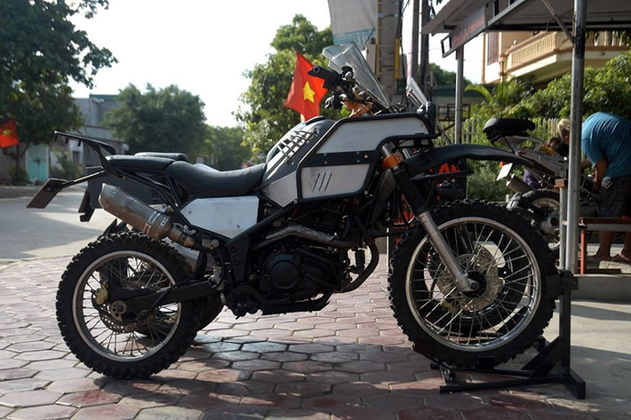 Khi nhắc đến chơi xe cào cào thì nhiều người nghĩ ngay đến Motocross (dòng xe sử dụng trong các track chuyên dụng) và Trial (dòng xe chuyên dụng biểu diễn các kỹ năng. Tuy nhiên, chiếc cào cào Yamaha Tricker XG 250 trong bài viết này được độ theo phong cách Rally Raid.