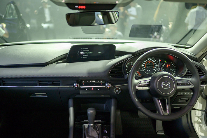 Kích thước tổng thể của Mazda3 2019 gia tăng so với thế hệ tiền nhiệm, với phần chiều dài tăng thêm 82 mm để đạt mức 4.662 mm (trong đó chiều dài cơ sở tăng 25 mm lên mức 2.725 mm), trong khi chiều rộng tăng 2 mm lên 1.797 mm và chiều cao tăng nhẹ 5 mm lên 1.445 mm.