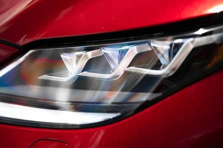 Hệ thống đèn pha thông minh BladeScan của Lexus sẽ khiến cho các bóng LED phía trước tập trung dải chiếu sáng về phía trước mà không gây chói mắt các tài xế ngược chiều.