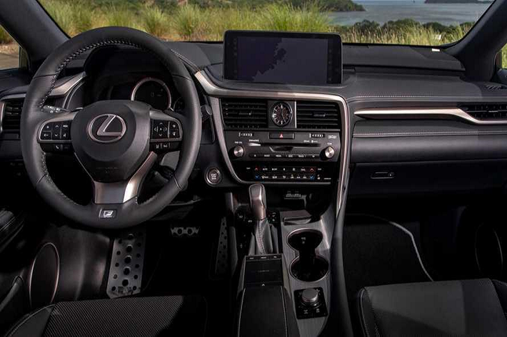 Sau nhiều năm bố trí trackpad để điều khiển màn hình, ở phiên bản nâng cấp lần này, Lexus đã trang bị cho RX350 màn hình cảm ứng 8 inch tiêu chuẩn, có thêm tùy chọn màn hình 12,3 inch. Màn hình này cũng có sẵn kết nối Apple CarPlay và Android Auto, những trang bị lâu nay vắng bóng trên các mẫu xe của Toyota và Lexus.