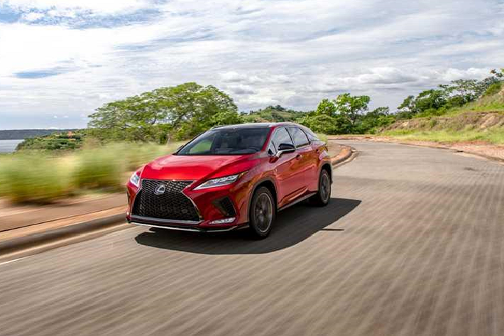Giá xe Lexus RX350 2020 thế hệ mới được chào bán từ 4.5000 USD, xe được trang bị thêm nhiều tính năng an toàn như phiên bản mới nhất của hệ thống Lexus Safety System+ bao gồm những tính năng như cảnh báo va chạm, kiểm soát hành trình chủ động, hỗ trợ giữ làn và nhận diện biển báo.
