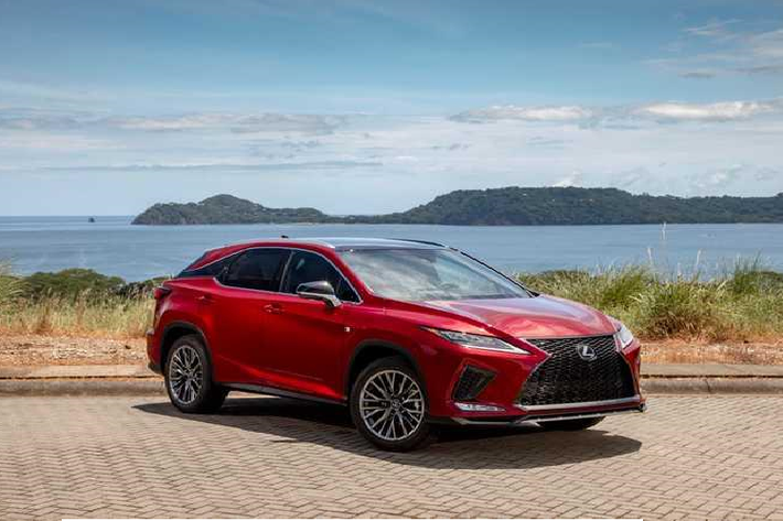 Về ngoại thất, Lexus RX350 facefift 2020 đã được tinh chỉnh lại một số chi tiết nhưng vẫn giữ được dáng vẻ thể thao, mạnh mẽ và thời trang.