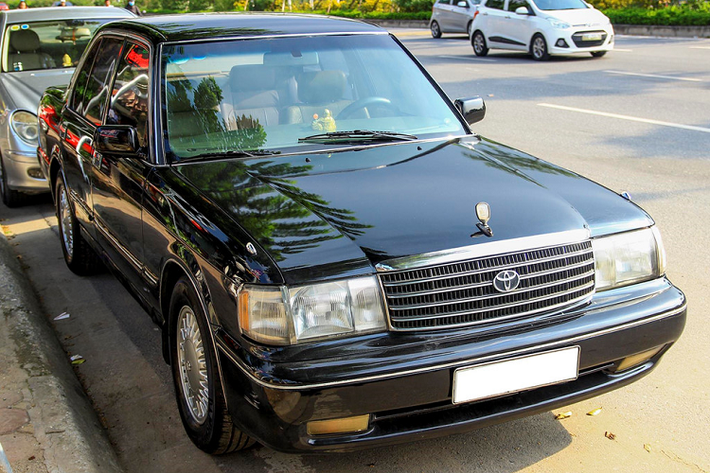 Mẫu xe sedan Toyota Crown Royal Saloon xuất hiện ở Việt Nam vào thập niên 90 của thế kỷ trước. Đa phần được dùng làm phương tiện đưa đón cán bộ cấp cao. Đến nay, lượng xe này còn rất ít. Chiếc xe trong ảnh của một người chơi xe ở Hà Nội.