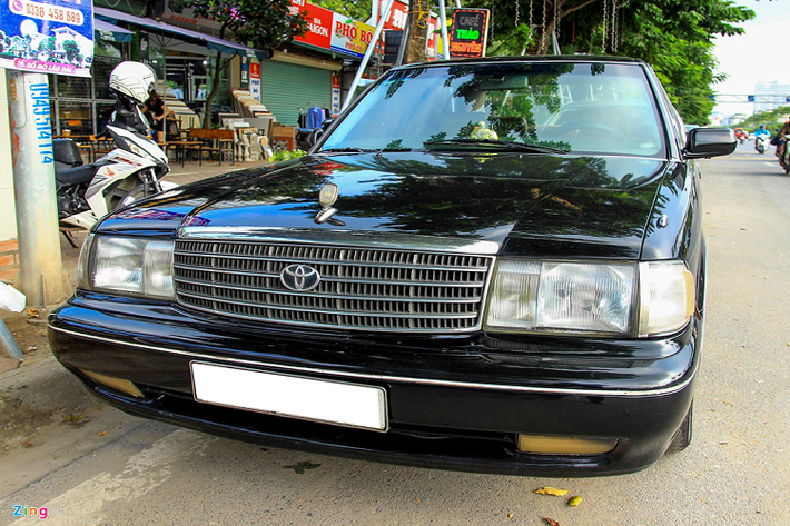 Toyota Crown Royal Saloon 1995 dùng đèn pha halogen. Các chi tiết ngoại thất được thiết kế bằng các đường thẳng, không mềm mại như đại đa số ôtô hiện nay. Crown phiên bản mới vẫn được Toyota sản xuất nhưng chỉ cung cấp cho thị trường Nhật Bản.