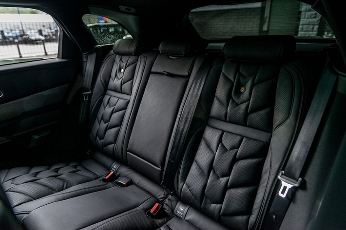 "Kahn" còn cớ các ghế ngồi chỉnh điện, cửa sổ trời toàn cảnh, kính riêng tư, viền trang trí màu đen piano...