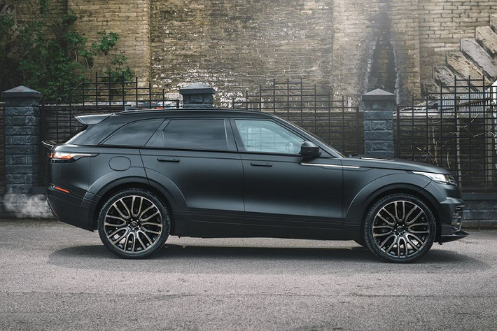 Giá xe Range Rover Velar P300 Pace Car của Kahn hiện đang được rao bán pở mức 63.999 bảng Anh (khoảng 1,85 tỷ đồng), chiếc xe đã từng có hai chủ sở hữu trước đó nhưng mới chỉ đi được 4.828km.